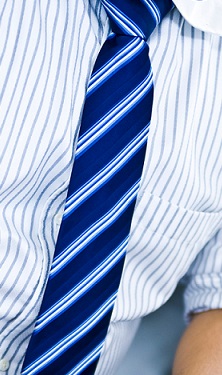 コンビニのネクタイの値段は?黒&白ネクタイやネクタイピンもある?